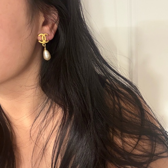 CHANEL 95P Gold CC Pearl Dangle Clip On Earrings from Barbie Collection - Picture 1 of 12